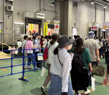 賑わう通路内ブース